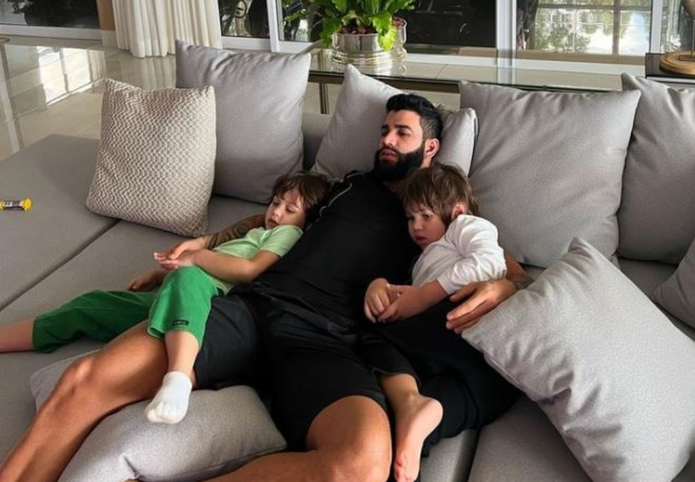 Gusttavo Lima, em casa, com os filhos — Foto: Reprodução/ Instagram