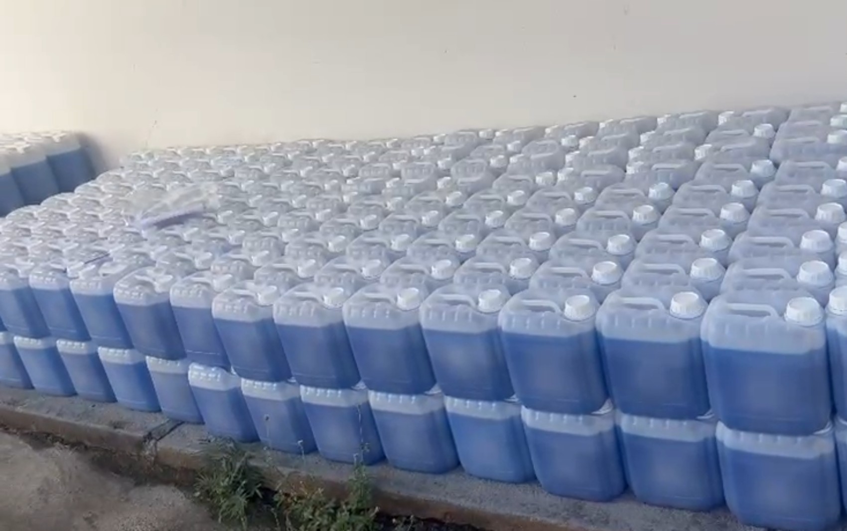 Três mil litros de sabão líquido  falsificado são apreendidos em Franca, SP; trio é preso