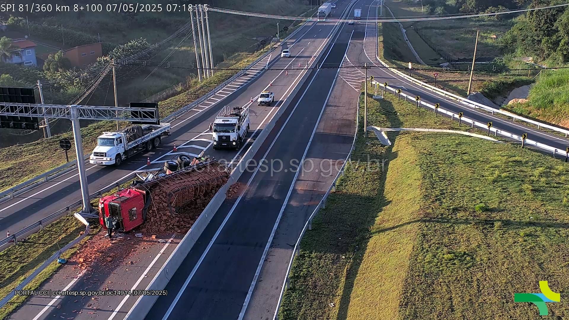 Caminhão carregado com 20 toneladas de tijolos tomba e interdita alça de acesso em rodovia do interior de SP 
