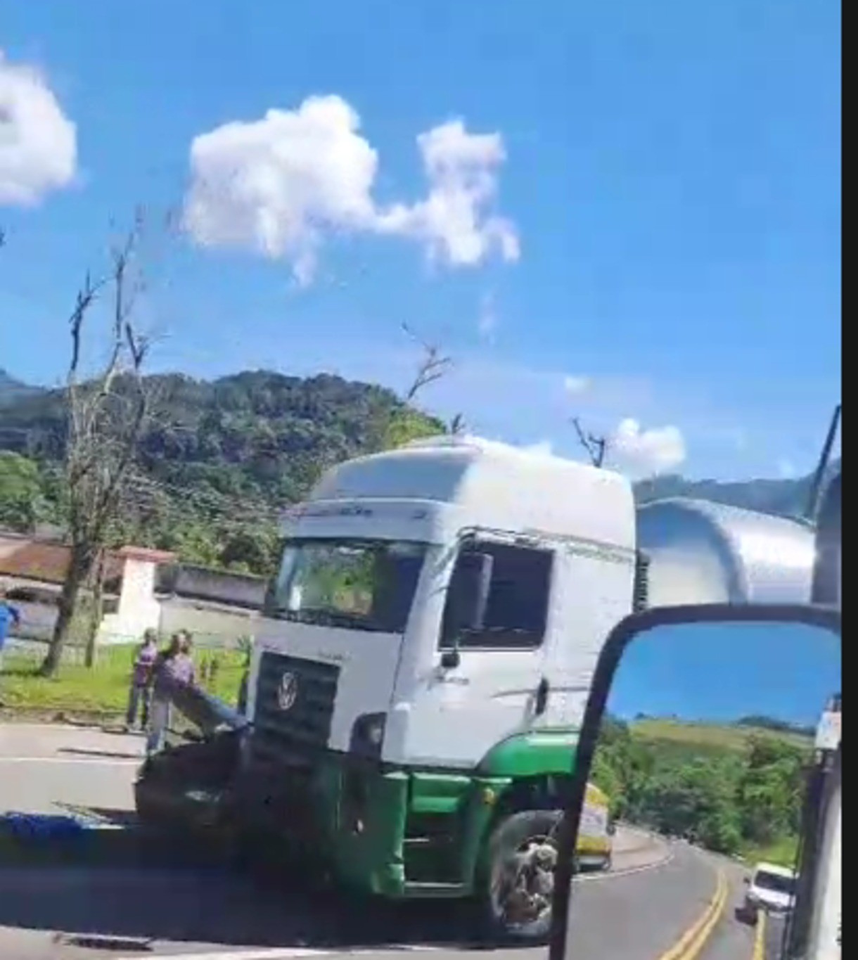 Acidente entre caminhão-tanque e carro mata homem na BR-101, em Angra dos Reis