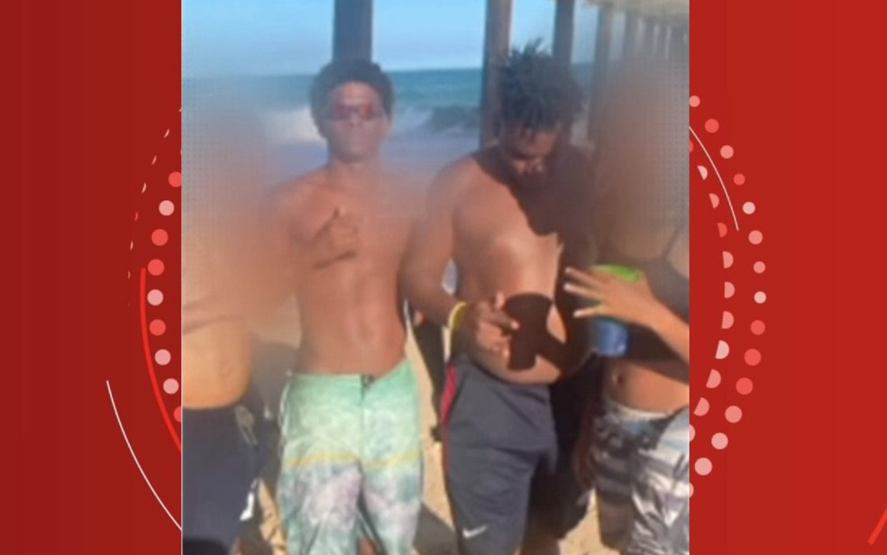 Percussionistas do Malê Debalê tiraram foto minutos antes de serem mortos fazendo sinais que podem ter sido confundidos com gestos de facções — Foto: Reprodução/TV Bahia