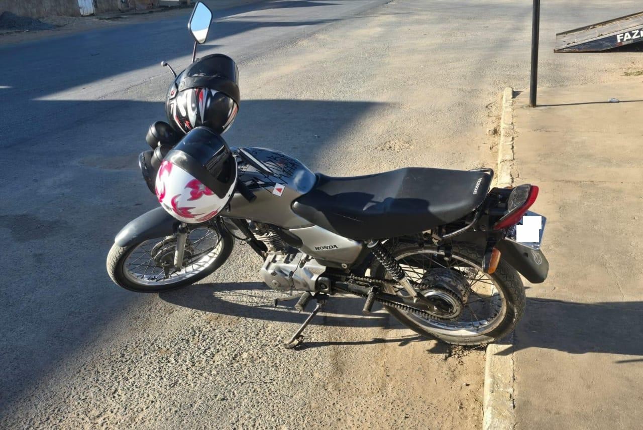 Irmãos gêmeos são presos ao serem flagrados andando em moto furtada com placa dobrada em Januária