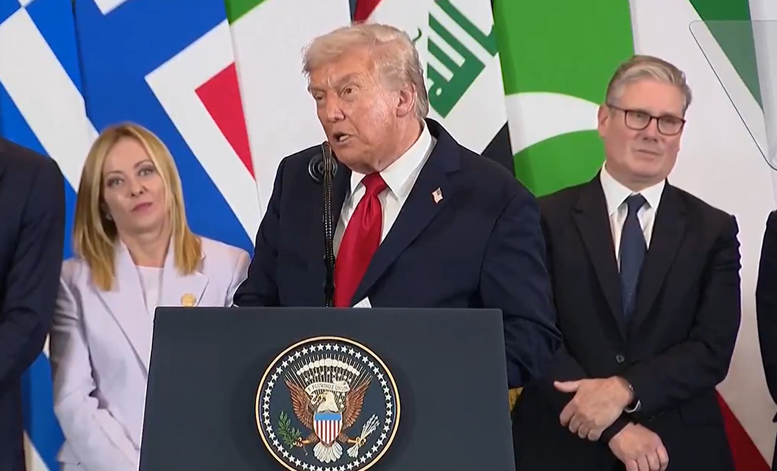 Trump dá 'cantada' em Meloni: 'Você não vai se ofender se eu disser que você é linda, vai?'