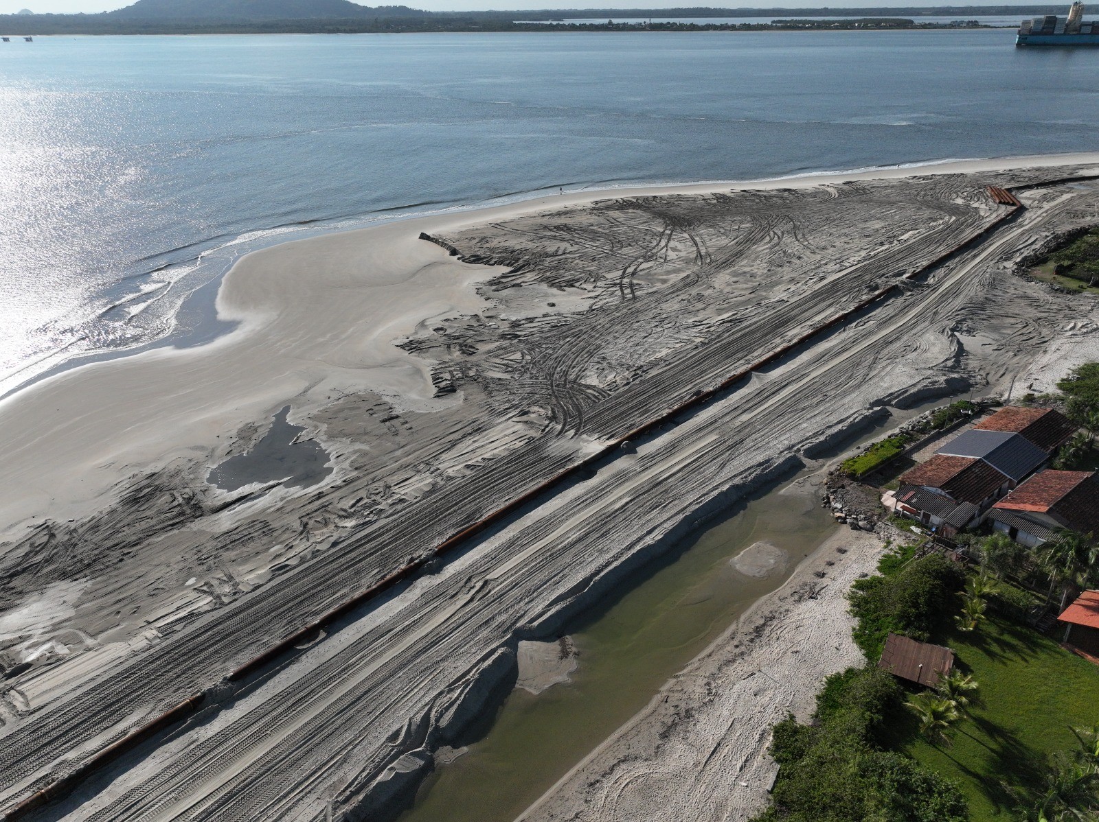 Maior obra de alargamento de praia do Brasil chega a 58% de execução e 5 km ampliados