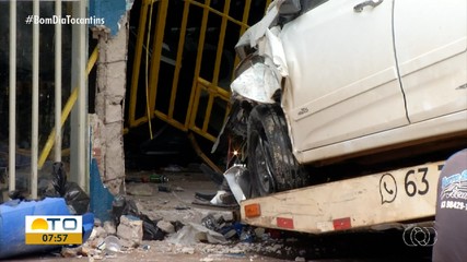 Mulher que invadiu distribuidora com carro está em prisão domiciliar, diz defesa