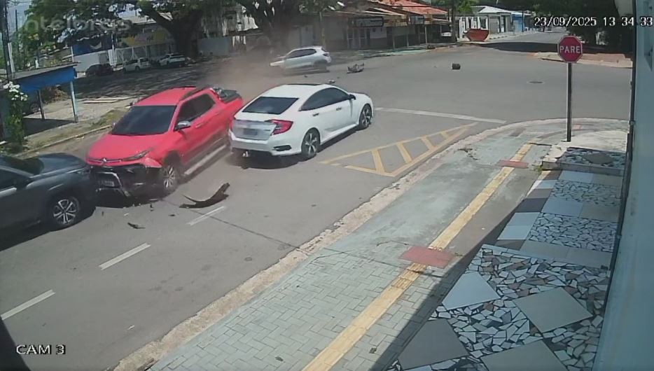 Motorista sem habilitação causa acidente com cinco veículos em Macapá; VÍDEO 