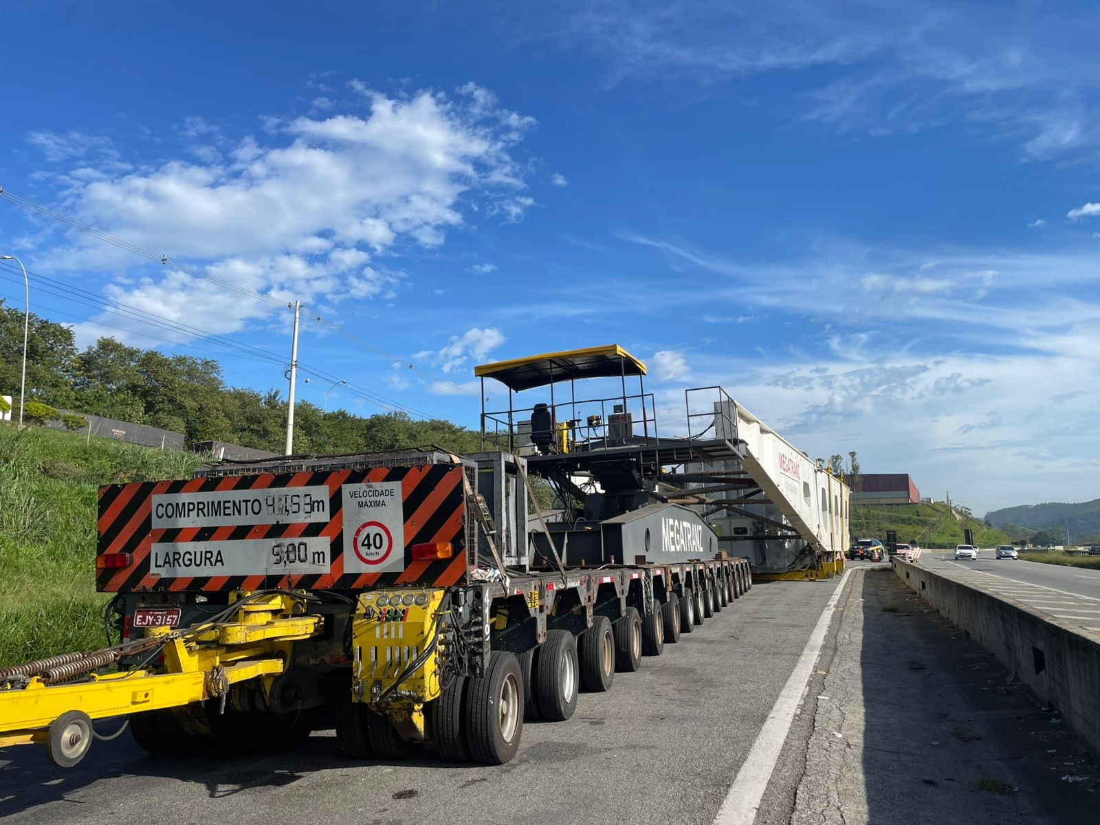 Transporte de carga especial de 600 toneladas pela Dutra será retomado nesta segunda-feira (12)