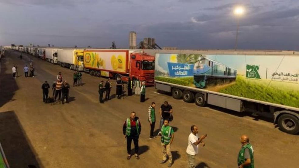 Caminhões com ajuda humanitária aguardam no lado egípcio da fronteira com Gaza — Foto: Getty Images (via BBC)