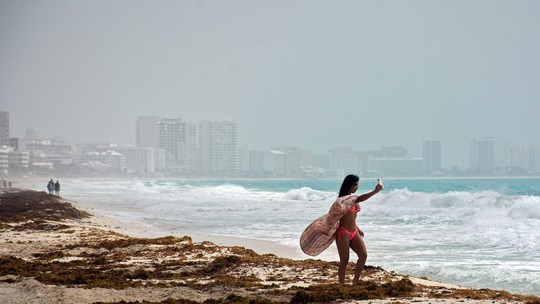 É #FAKE que tsunami com ondas de mais de 30 metros atingiu destino turístico no México; vídeo foi criado com inteligência artificial - Vídeo teve mais de 6,6 milhões de visualizações no X; veja como foi feita a checagem.