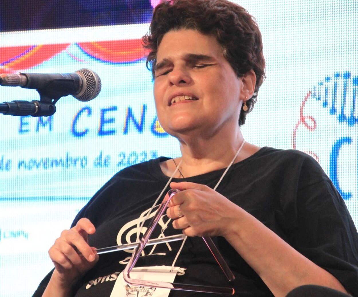 VÍDEO: Com músicos cegos, banda  inova ao usar instrumentos feitos de vidro no interior de SP