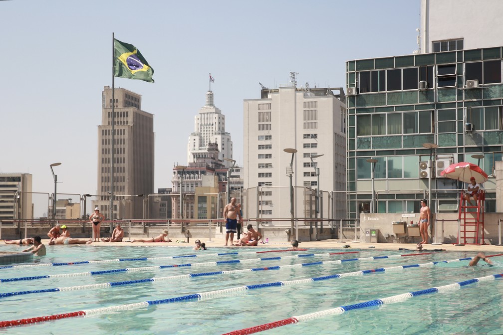 Público se refrescando na piscina do Sesc 24 de Maio, nesta quarta-feira (23) — Foto: Celso Tavares/g1