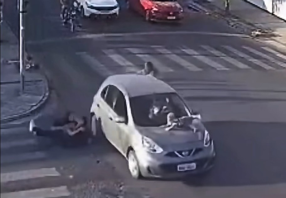 Bebê fica preso em capô de carro após atropelamento, na Paraíba; Vídeo mostra o momento