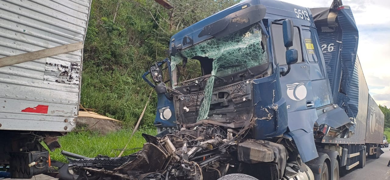 Motoristas de carretas ficam feridos após colisão na Via Dutra, em Piraí 