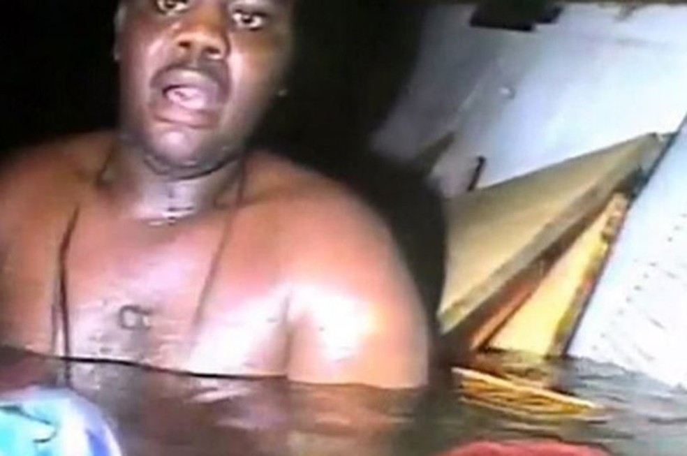 Harrison Okene passou três dias assim, preso dentro do navio. — Foto: DCN Global