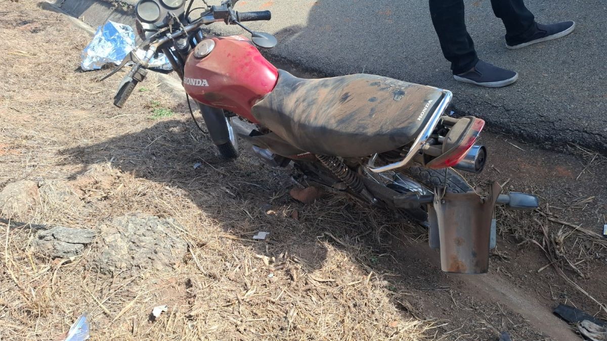 Motociclista inabilitado morre após bater em barranco na BR-262, em Nova Serrana