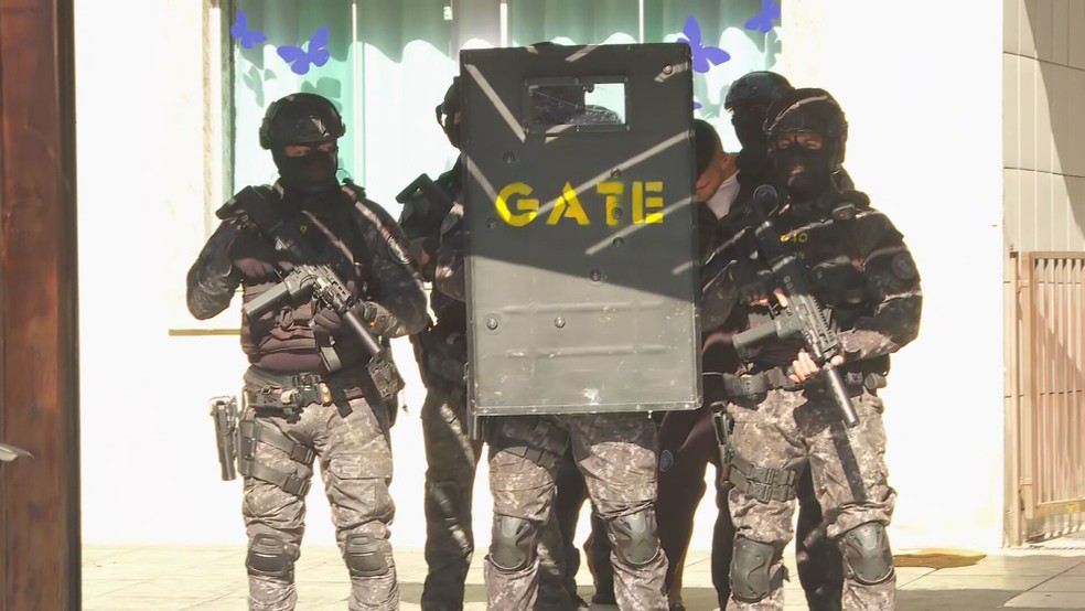 Agentes do Gate atendem ocorrência de sequestro de família no Parque Novo Mundo, Zona Norte de São Paulo, nesta sexta-feira (20). — Foto: Reprodução/TV Globo