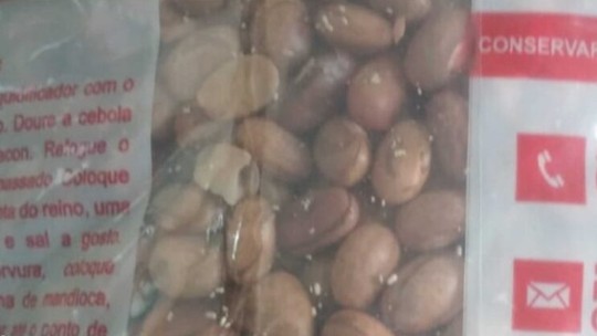 Quase 500 kg de feijão com carunchos e larvas são apreendidos em supermercado