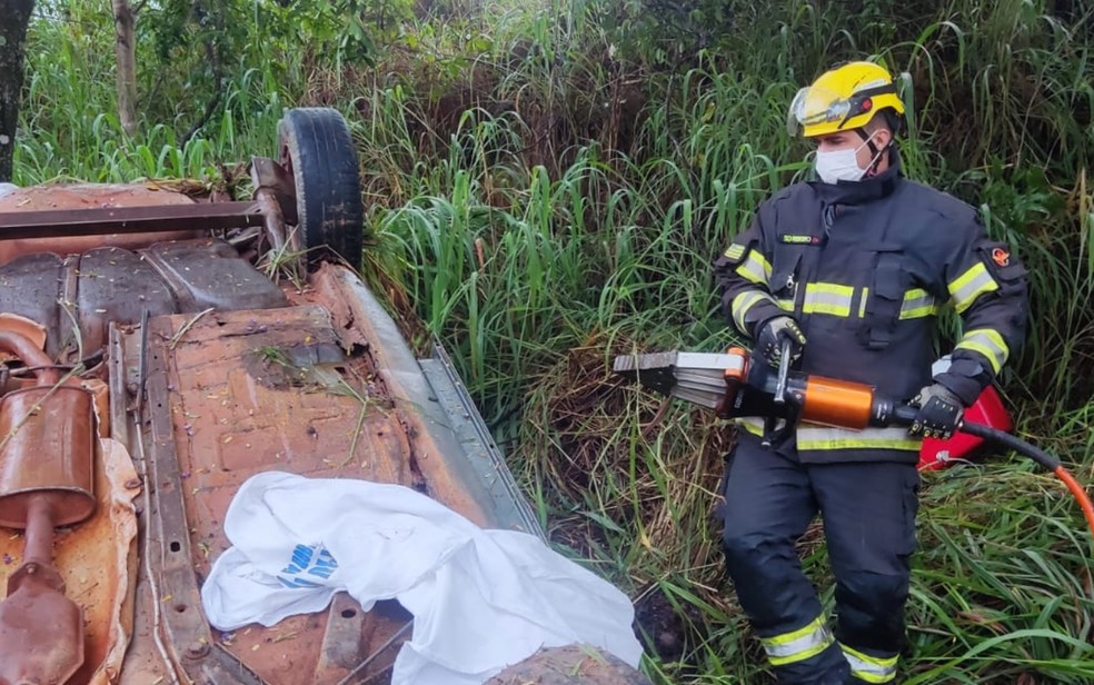 Bombeiros atende ocorrncia aps capotamento na GO-444   Foto: Divulgao/Bombeiros