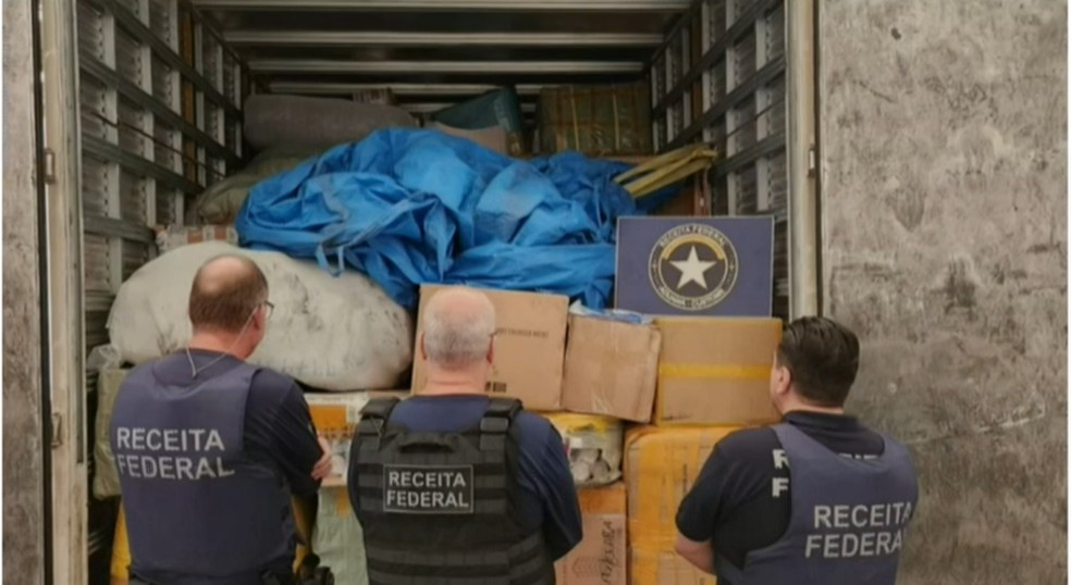 Polícia apreende caminhão com produtos contrabandeados. — Foto: Reprodução