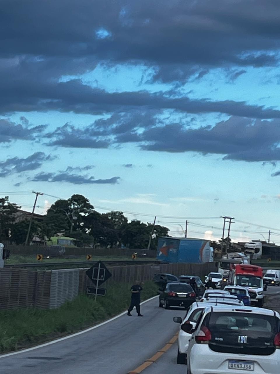 Acidente entre carro e ambulância do SAMU deixa mulher ferida na Via Dutra, em Itatiaia