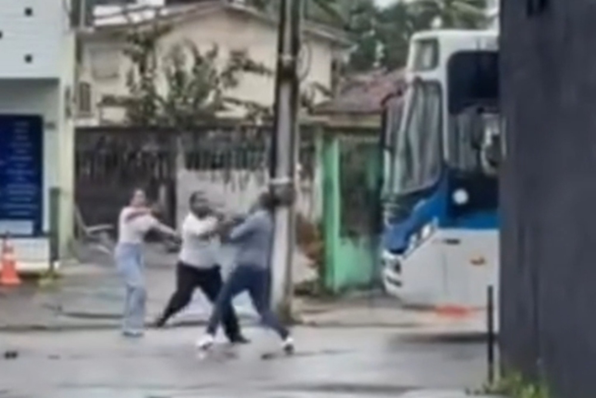 Motorista de ônibus troca socos com outro homem após ser agredido em briga de trânsito; VÍDEO