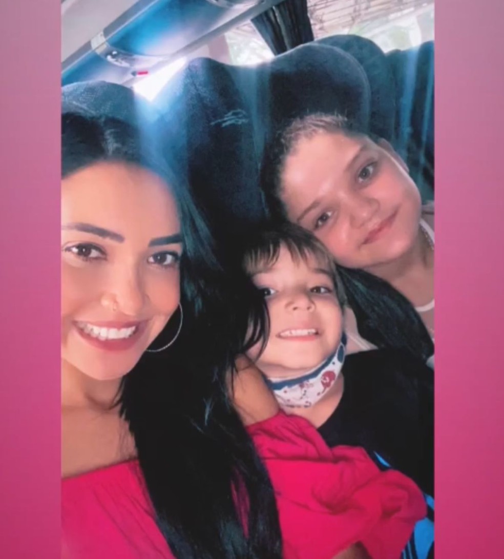 Stefane ao lado dos filhos mais velhos, Maria Eduarda e Davi. — Foto: Arquivo pessoal