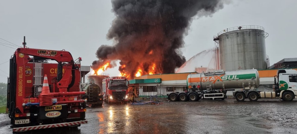 Bombeiros e empresa trabalham no combate às chamas no segundo dia de incêndio no local — Foto: Gabriel Guimarães/NSC TV