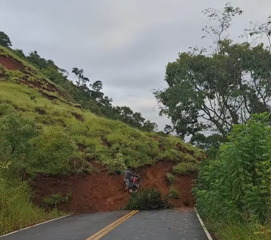 Queda de barreira interdita MG-295 entre Consolação e Cambuí