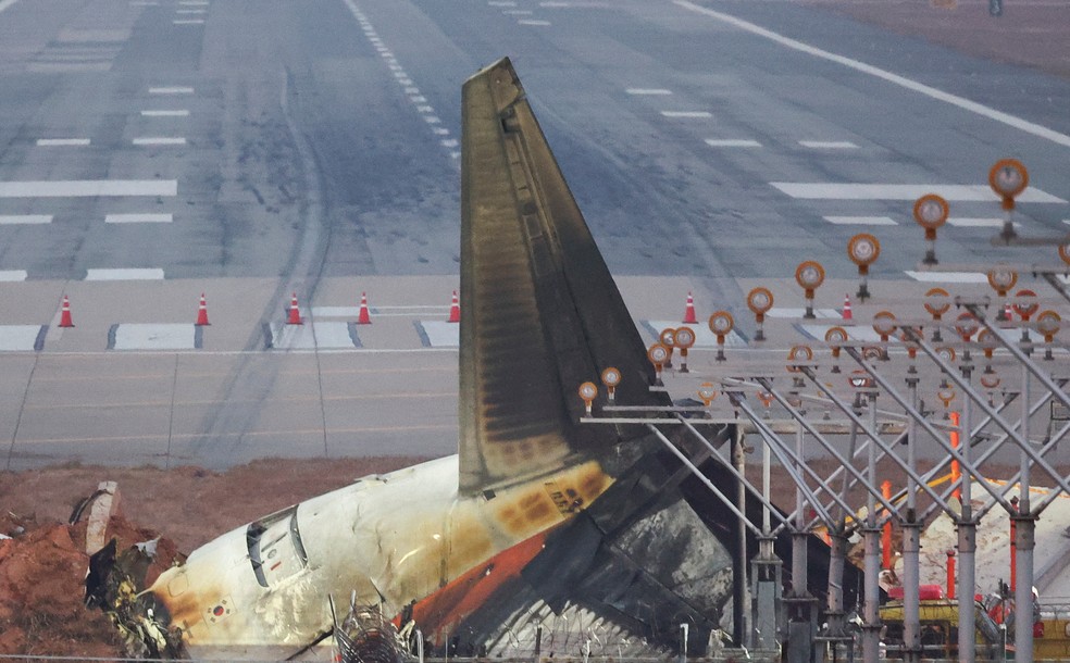 Destro&ccedil;os da aeronave da Jeju Air na pista do Aeroporto Internacional de Muan, em Muan, na Coreia do Sul, em 30 de dezembro de 2024. &mdash; Foto: Reuters/Kim Hong-Ji