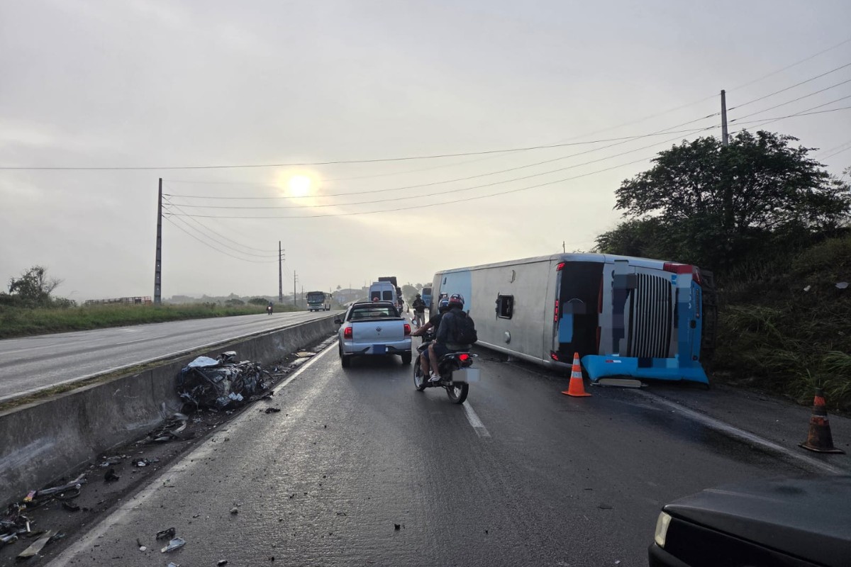 Ônibus sai da pista, tomba na BR-232 em Caruaru e 16 pessoas ficam feridas