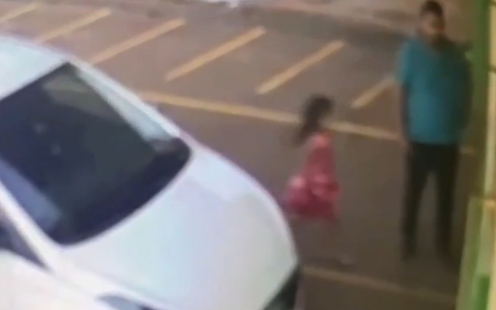 Motorista Ramon de Souza com filha de 4 anos antes de matá-la em Santo Antônio de Goiás — Foto: Reprodução/TV Anhanguera