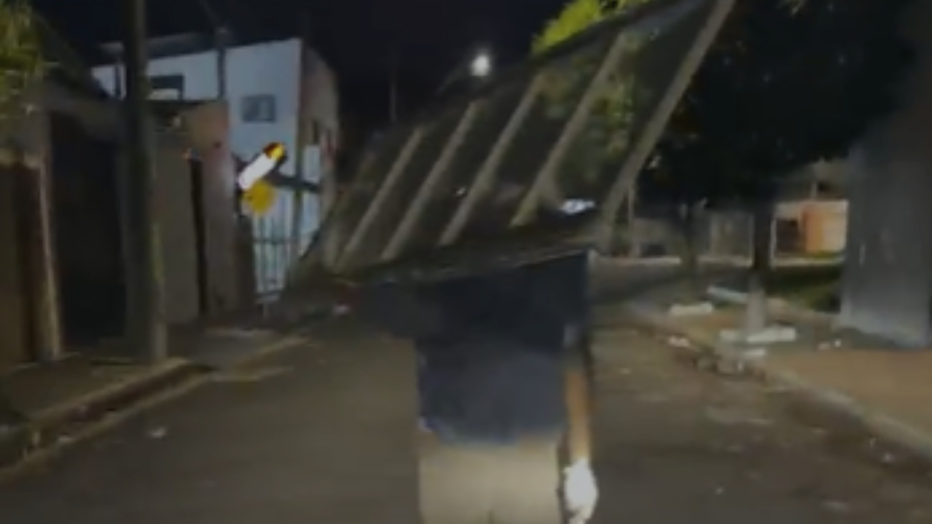 VÍDEO: Ladrão é escoltado pela PM para devolver portão furtado de prédio em Uberlândia