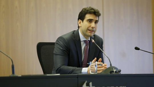 'BC não pode agir com emoção': Galípolo explica por que Copom manteve Selic a 15% - Durante participação em evento do Itaú, em São Paulo, o presidente do Banco Central disse que o Comitê de Política Monetária (Copom) entrou em uma nova fase, mais focada em “esperar e recolher evidências sobre a convergência da inflação para a meta”, conforme já sinalizado na última ata.