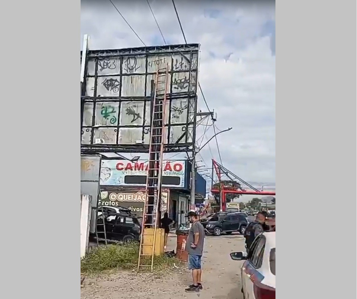 Trabalhador morre após choque elétrico e cai de altura de mais de três metros em Maricá