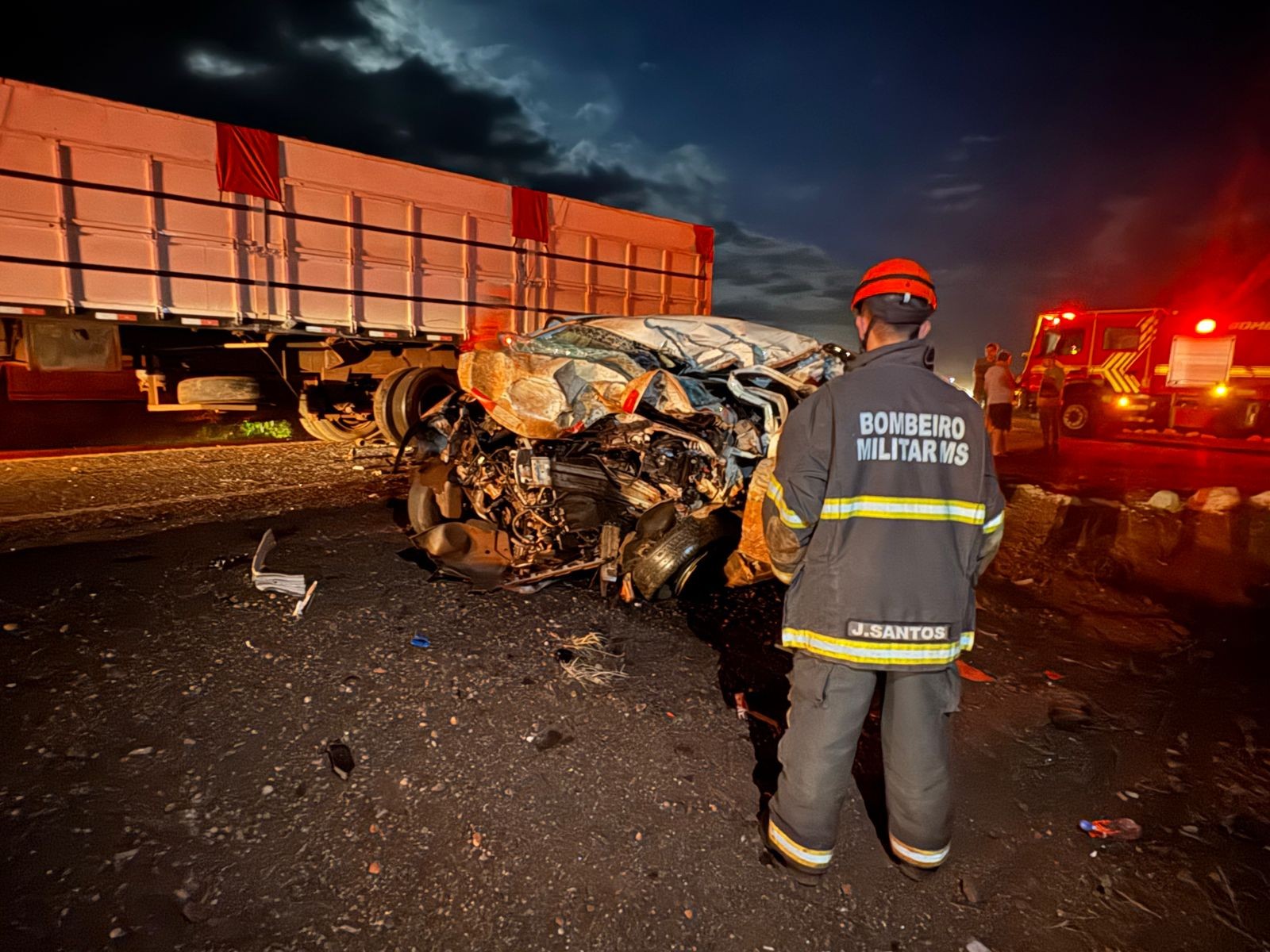 Batida frontal entre carro e carreta mata três pessoas e deixa uma ferida na BR-267