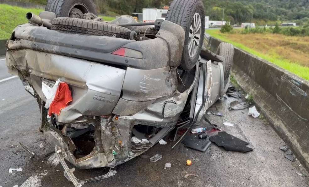 Carro capotou na BR-116, em Campina Grande do Sul (PR) — Foto: Reprodução/PRF