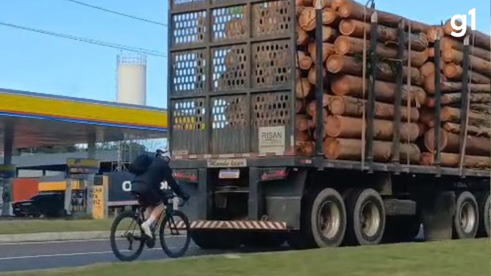 VÍDEO: ciclista é flagrado pedalando atrás de caminhão carregado com troncos de madeira no RS