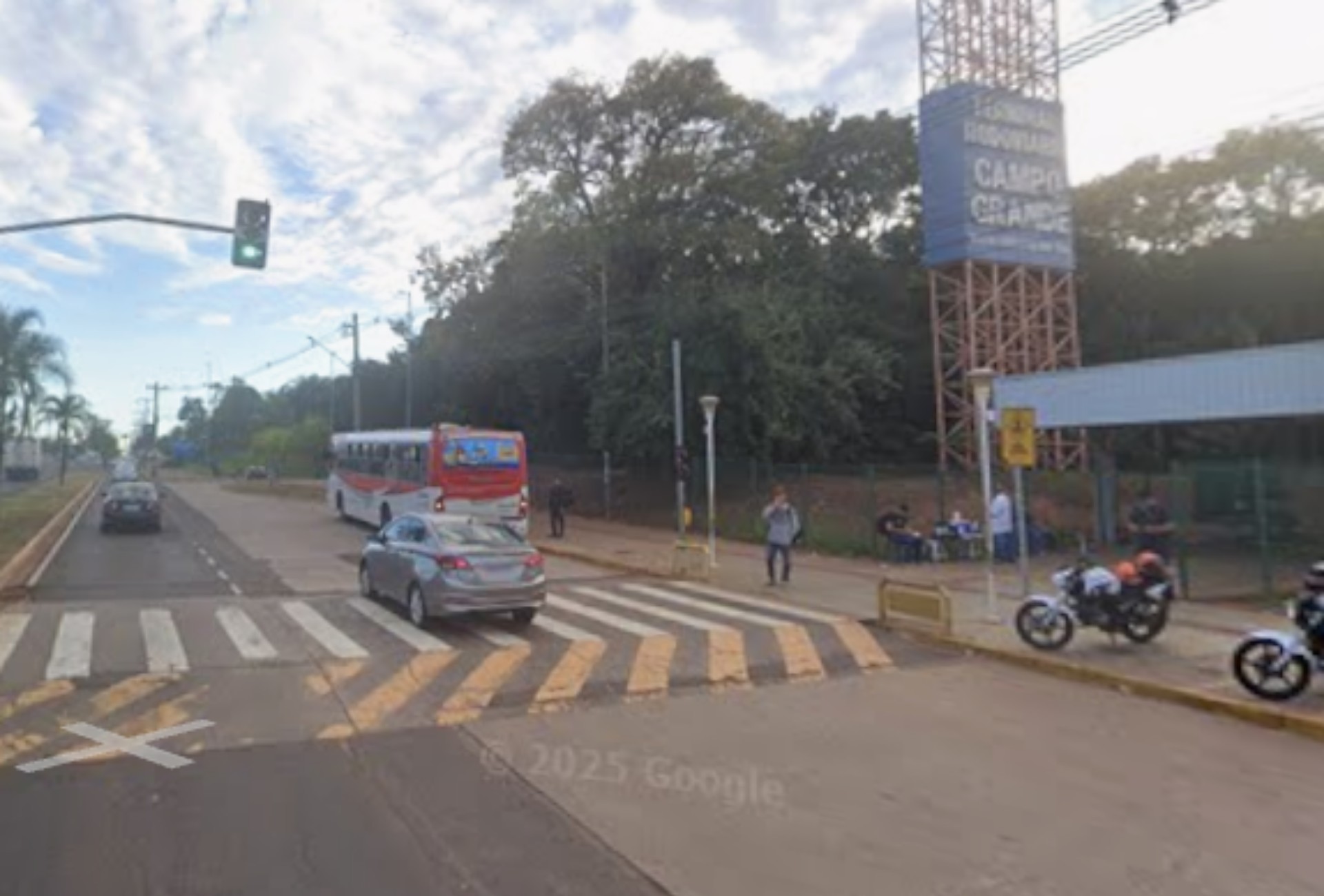 Motorista é rendido por criminosos armados e tem carro roubado após sair da rodoviária