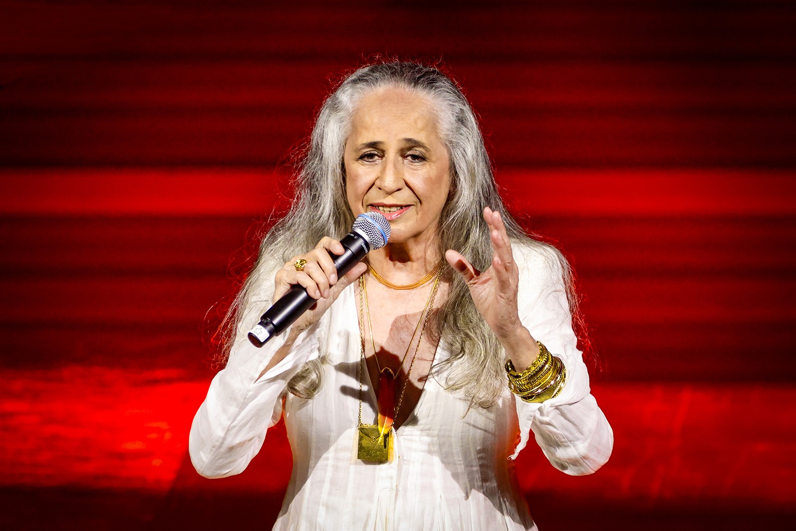 Maria Bethânia renova a sonoridade ao entrar no mar bravio das paixões que agitam o show dos 60 anos de carreira