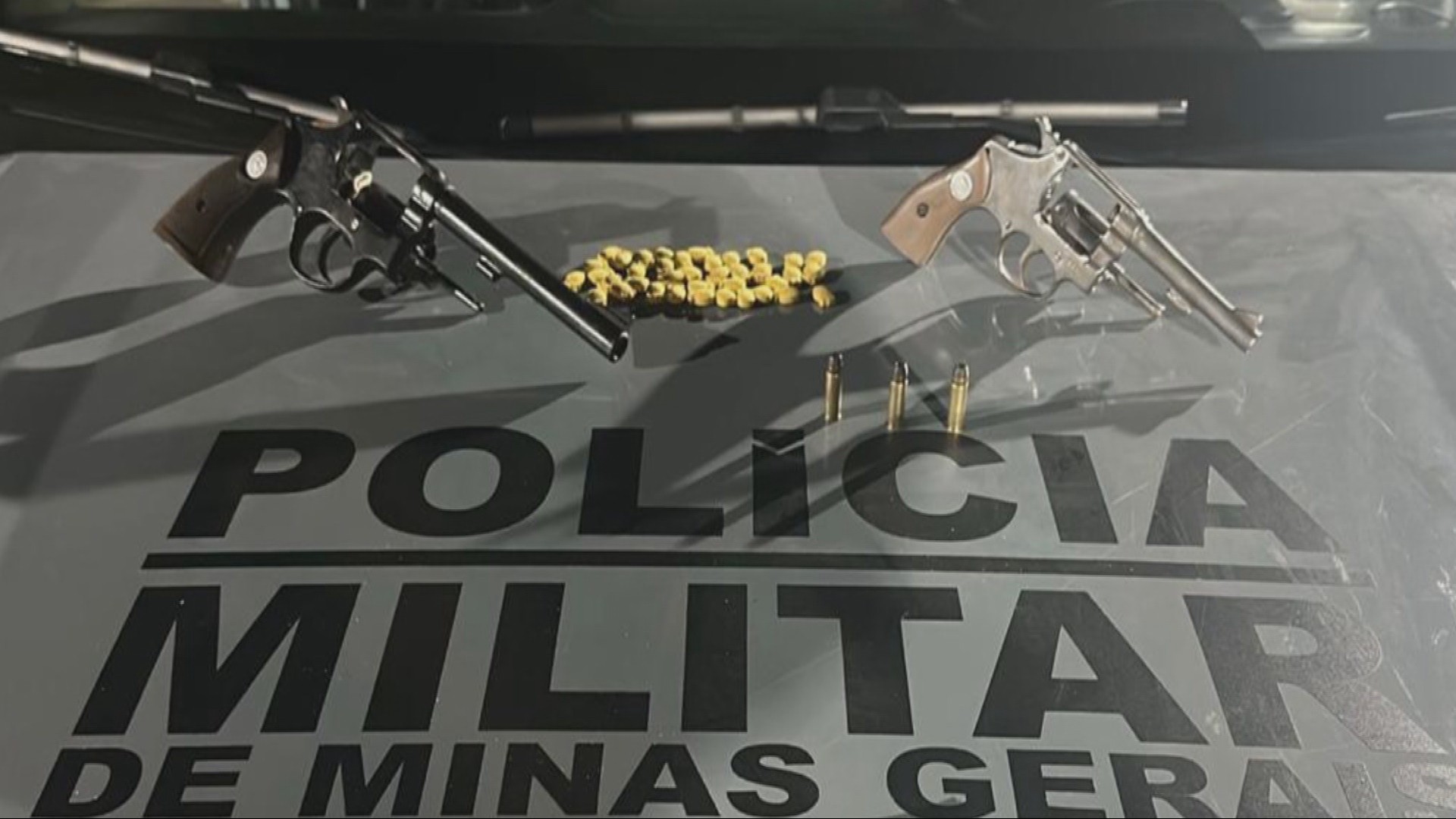 Suspeitos de incendiar ônibus são presos em casa de festas na Grande BH