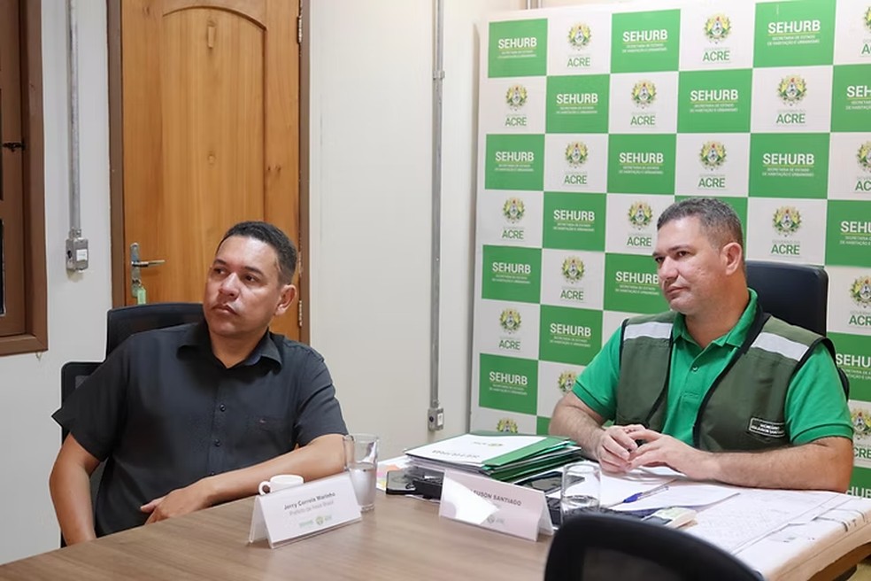 Prefeito Jerry chegou a debater a finalização das obras com a equipe da Sehurb para tratar antes da inauguração das casas ser embargada — Foto: Reprodução