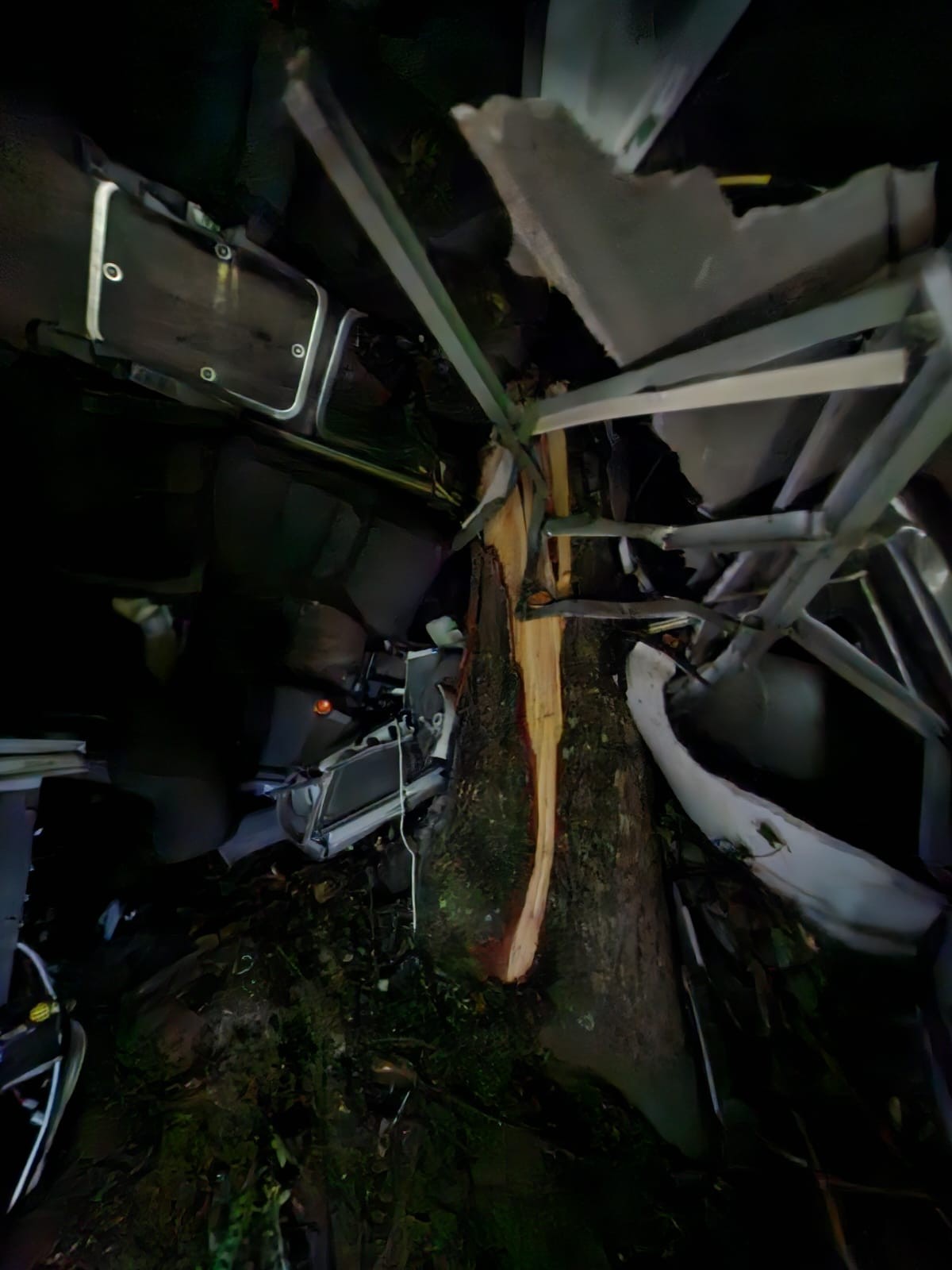 Acidente com ônibus deixa 3 pessoas e 13 feridas em SC