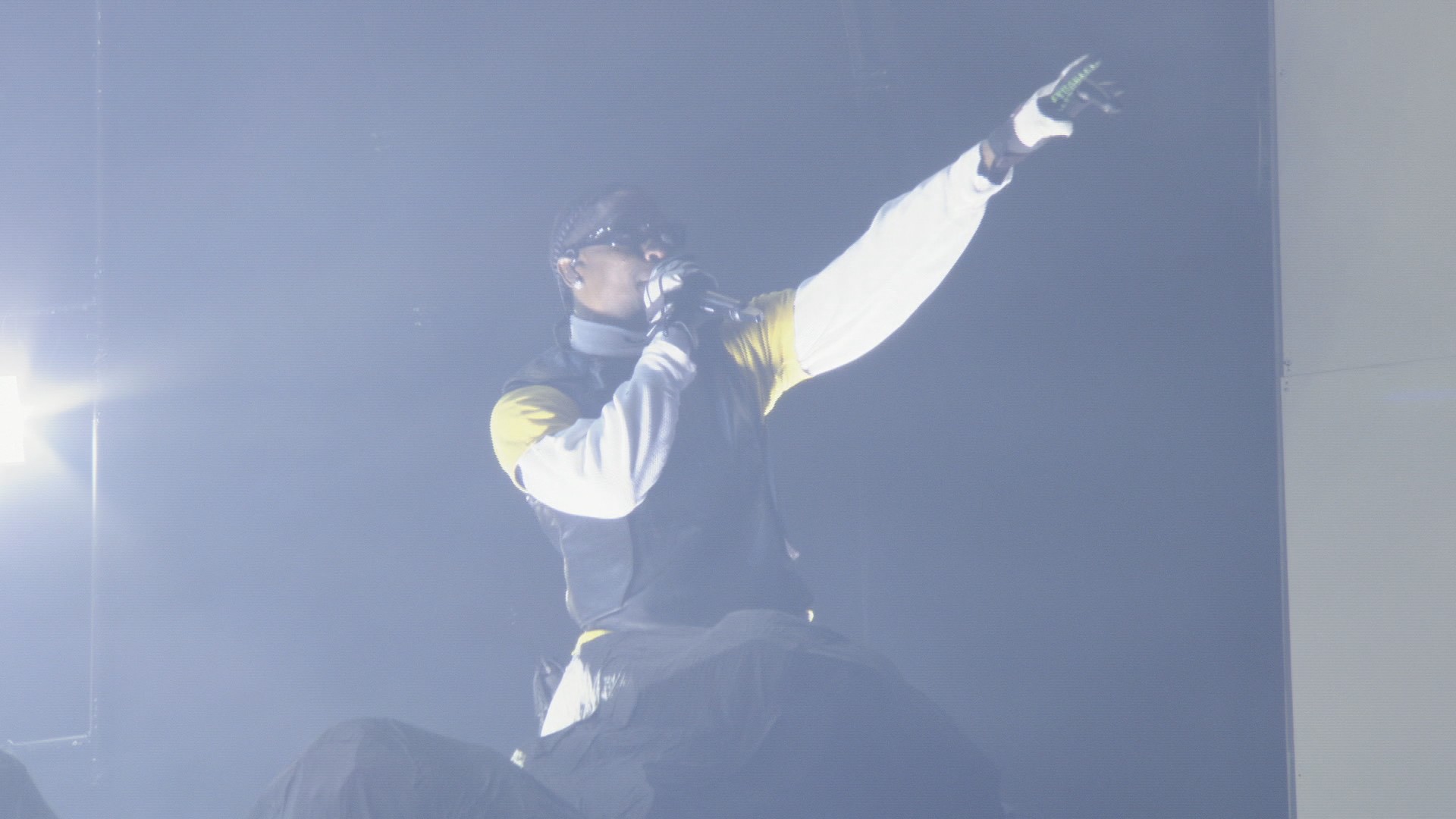 Travis Scott consegue fazer fãs da geração Z guardarem o celular em show corrido no The Town