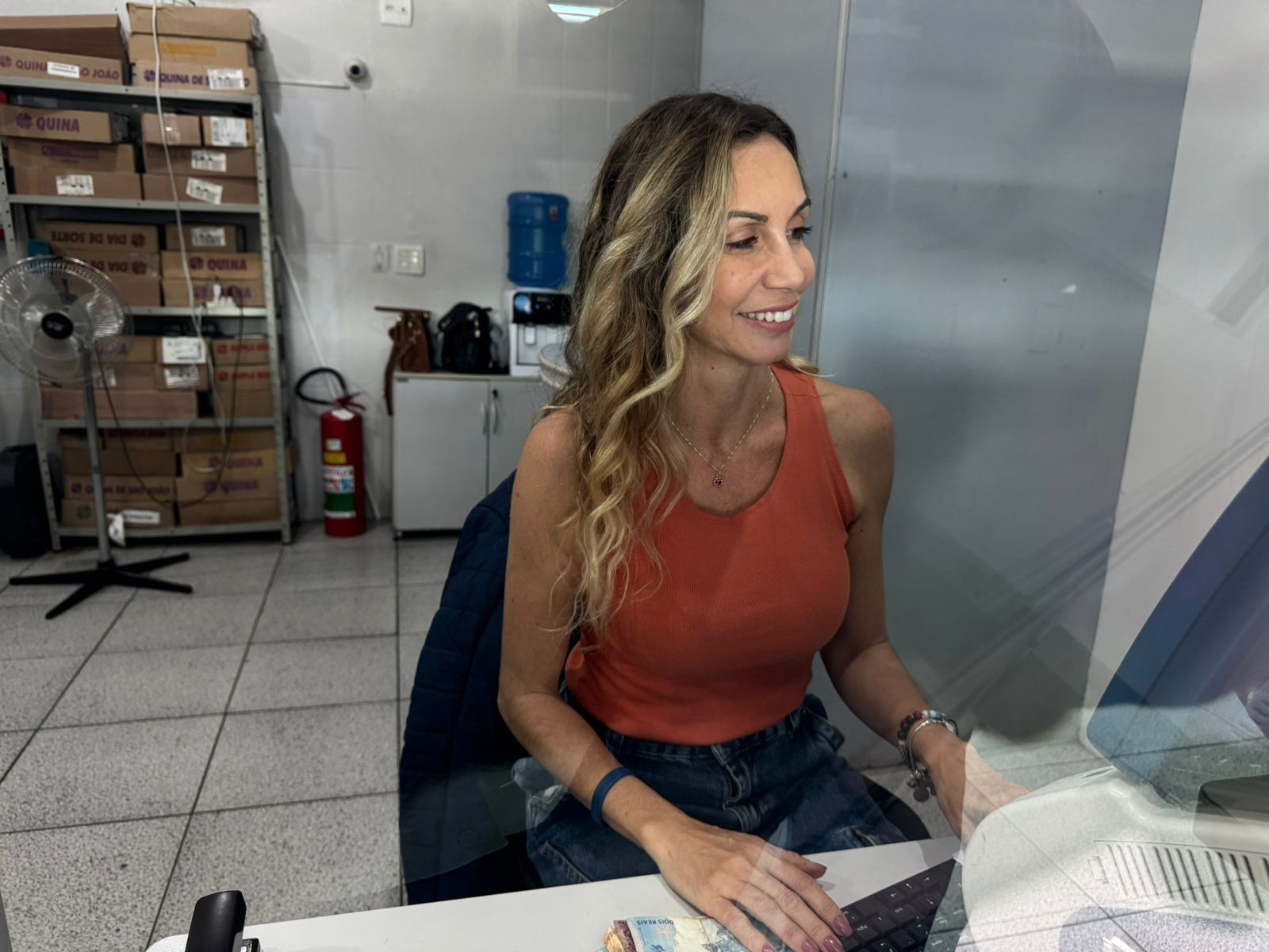 Após ganhar R$ 4,3 milhões na Quina de São João, aposentado brinca e diz que dinheiro ‘chegou tarde’, lembra proprietária de lotérica