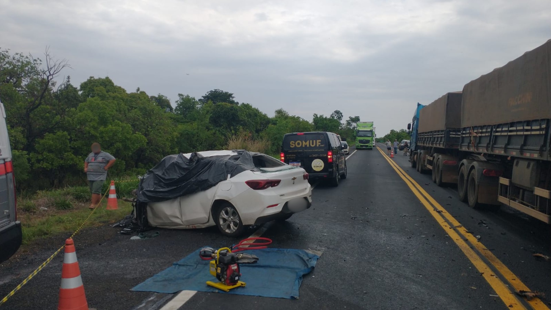 Mãe e dois filhos morrem em batida entre carro e carreta na BR-153 em MG