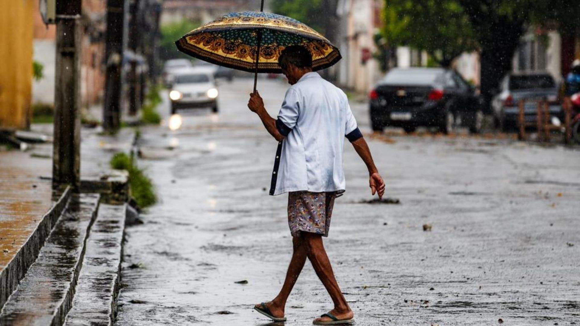 Fortaleza amanhece com fortes chuvas neste domingo (25); veja previsão para o restante do dia