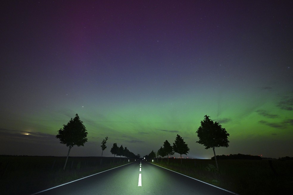 Aurora boreal sobre East Brandenburg, na Alemanha — Foto: Patrick Pleul/DPA via AP