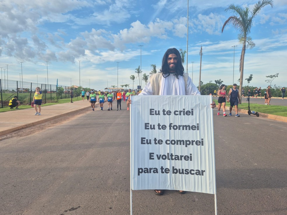O competidor Elton Fidelis participou da prova fantasiado de Jesus, chamando a atenção do público durante a corrida — Foto: Jolismar Bruno