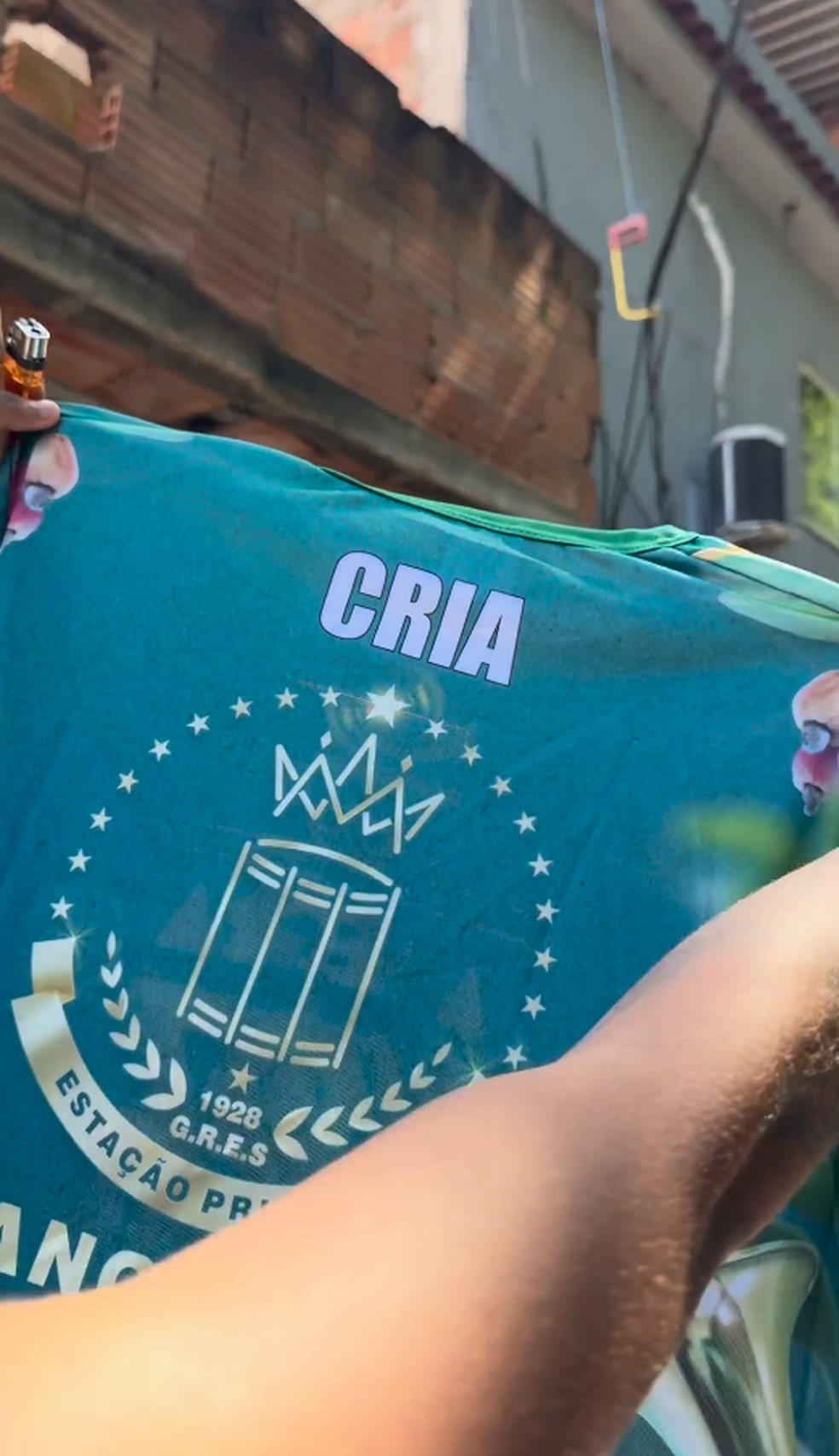 Mangueira distribui camisas e ingressos na comunidade para desfile em homenagem a Alcione — Foto: Reprodução redes sociais