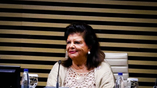 É #FAKE página que imita a globo.com e diz que Luiza Trajano recomenda plataforma de criptomoedas; trata-se de golpe - Texto usa gatilhos de urgência para induzir decisões impulsivas das vítimas. Plataformas que prometem lucros garantidos e fáceis com uso de inteligência artificial para negociar criptomoedas são armadilhas para roubar dinheiro e dados pessoais.